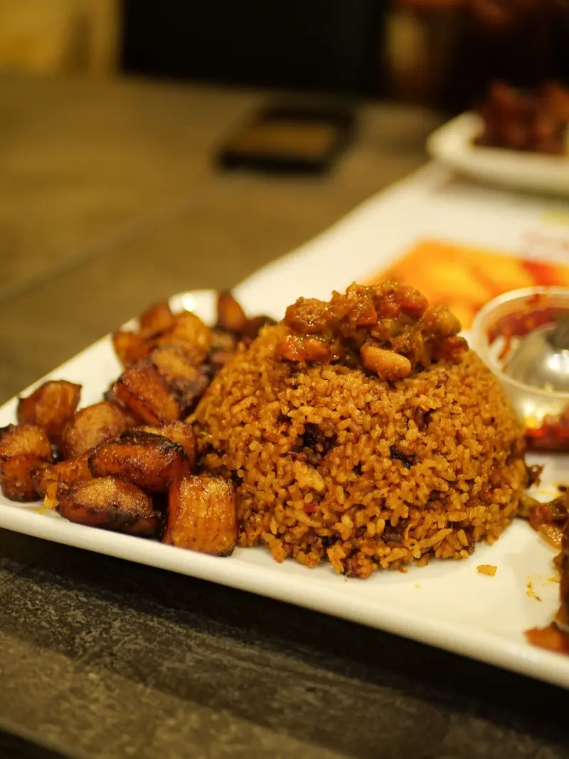 Jollofris med stekt plantain
